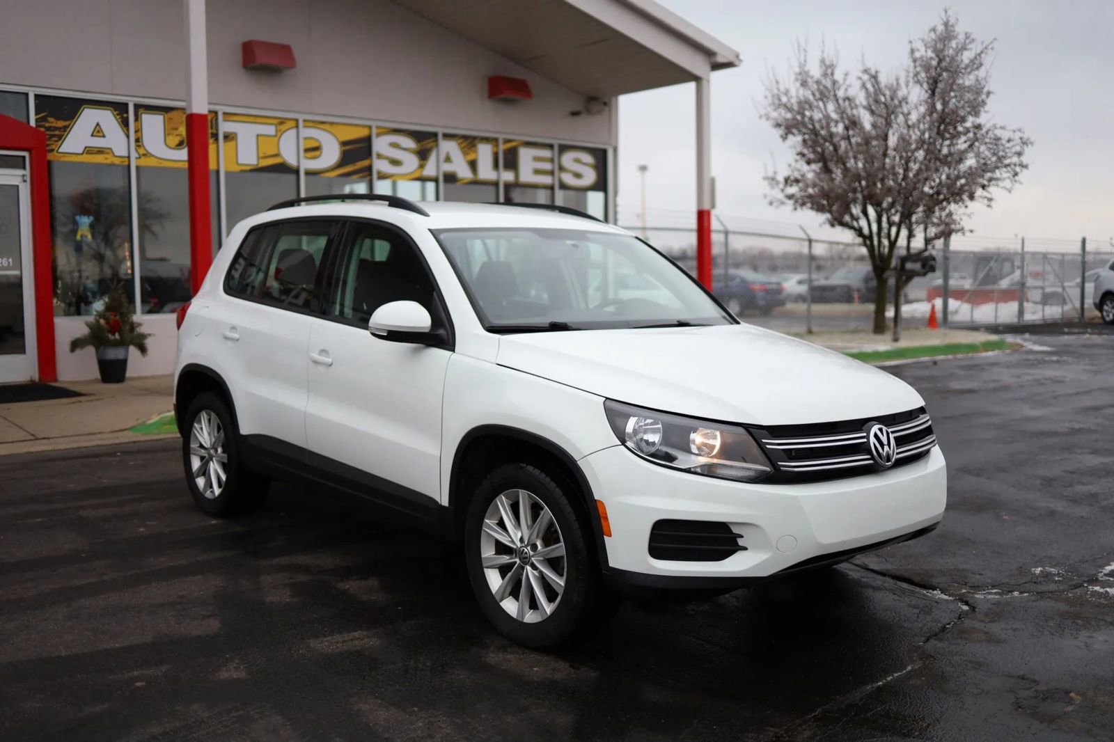 Used 2017 Volkswagen Tiguan S image 3