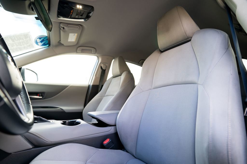 Used 2022 Toyota Venza LE image 6