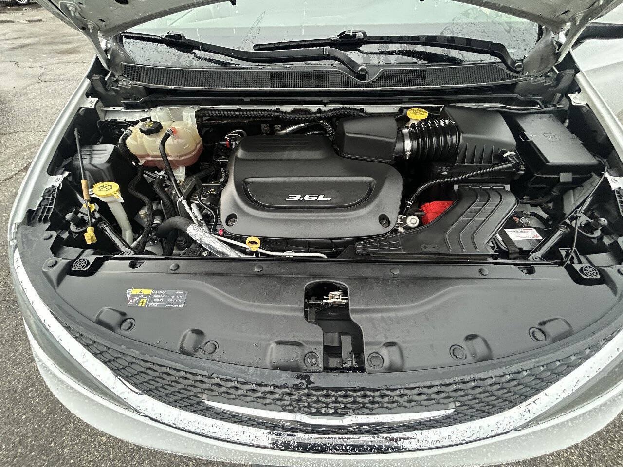 Used 2017 Chrysler Pacifica LX FWD image 16