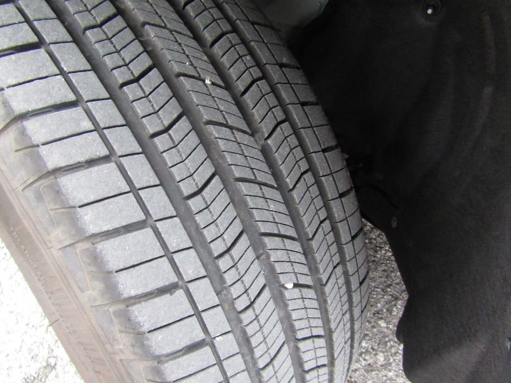 Used 2024 Jeep Grand Cherokee L Laredo image 32