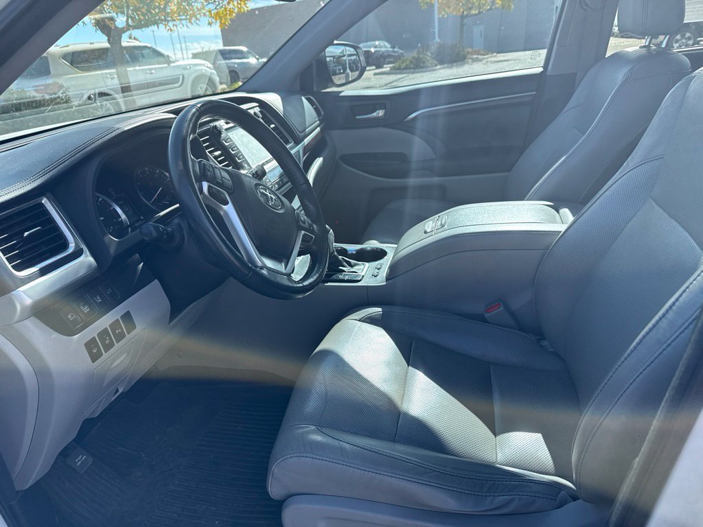 Used 2016 Toyota Highlander Limited AWD/4WD image 3