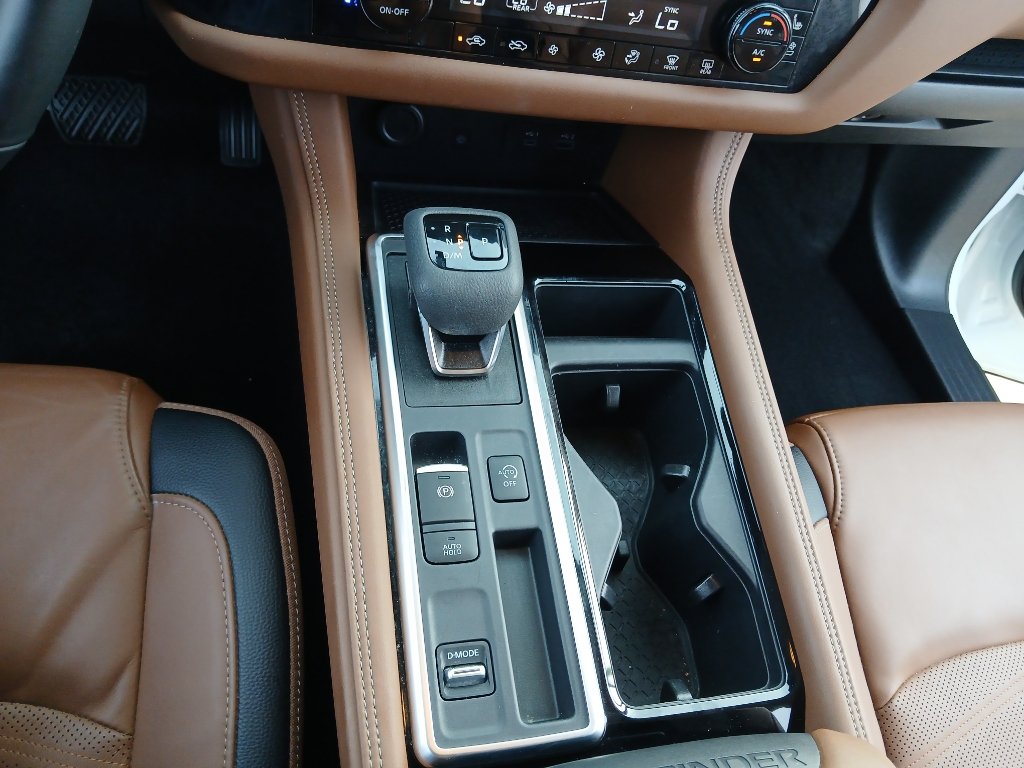 Used 2025 Nissan Pathfinder Platinum FWD image 16
