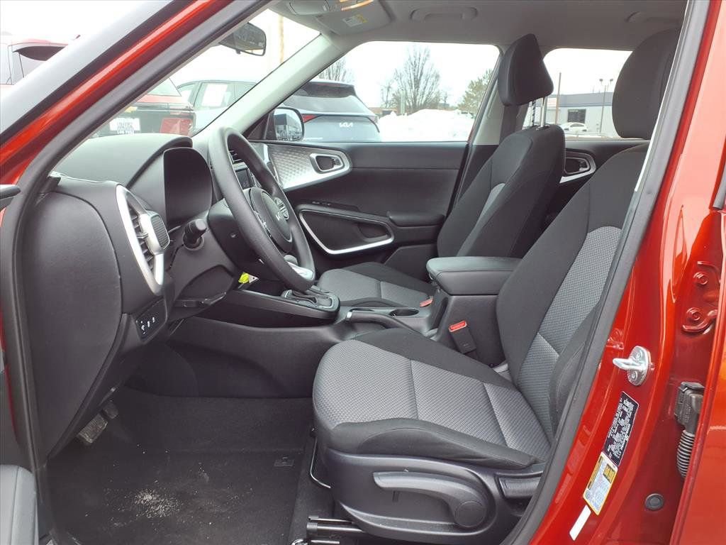 Used 2023 Kia Soul LX image 19