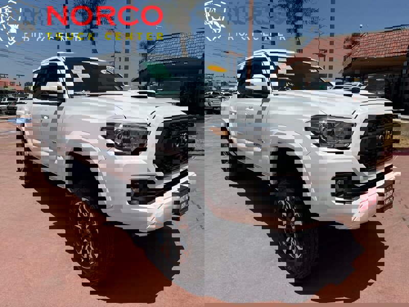 Used 2018 Toyota Tacoma TRD Sport w/ Technology Package image 2