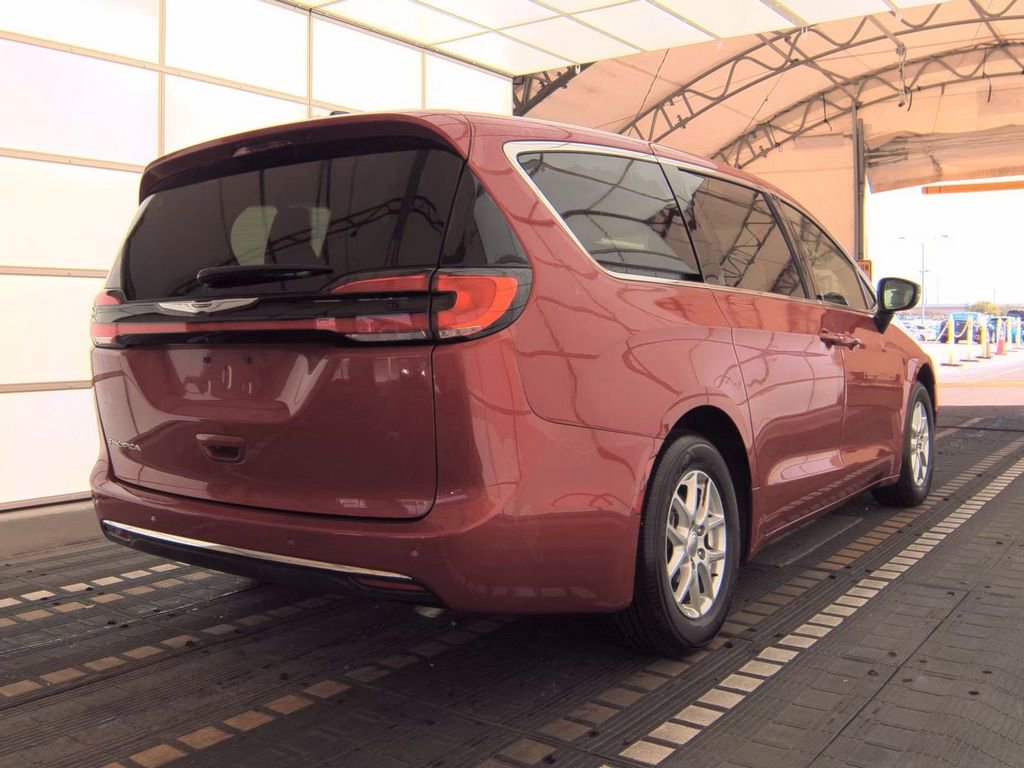 Used 2025 Chrysler Pacifica Select image 4