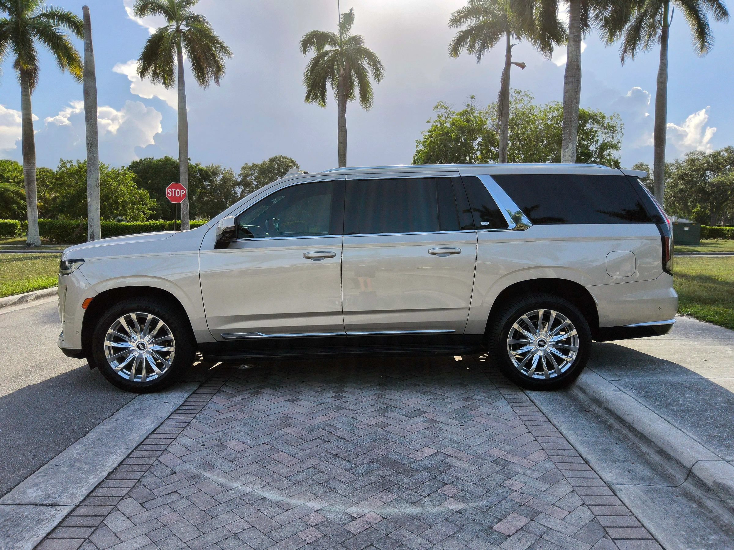 Used 2021 Cadillac Escalade ESV Premium Luxury w/ Performance Package RWD image 19