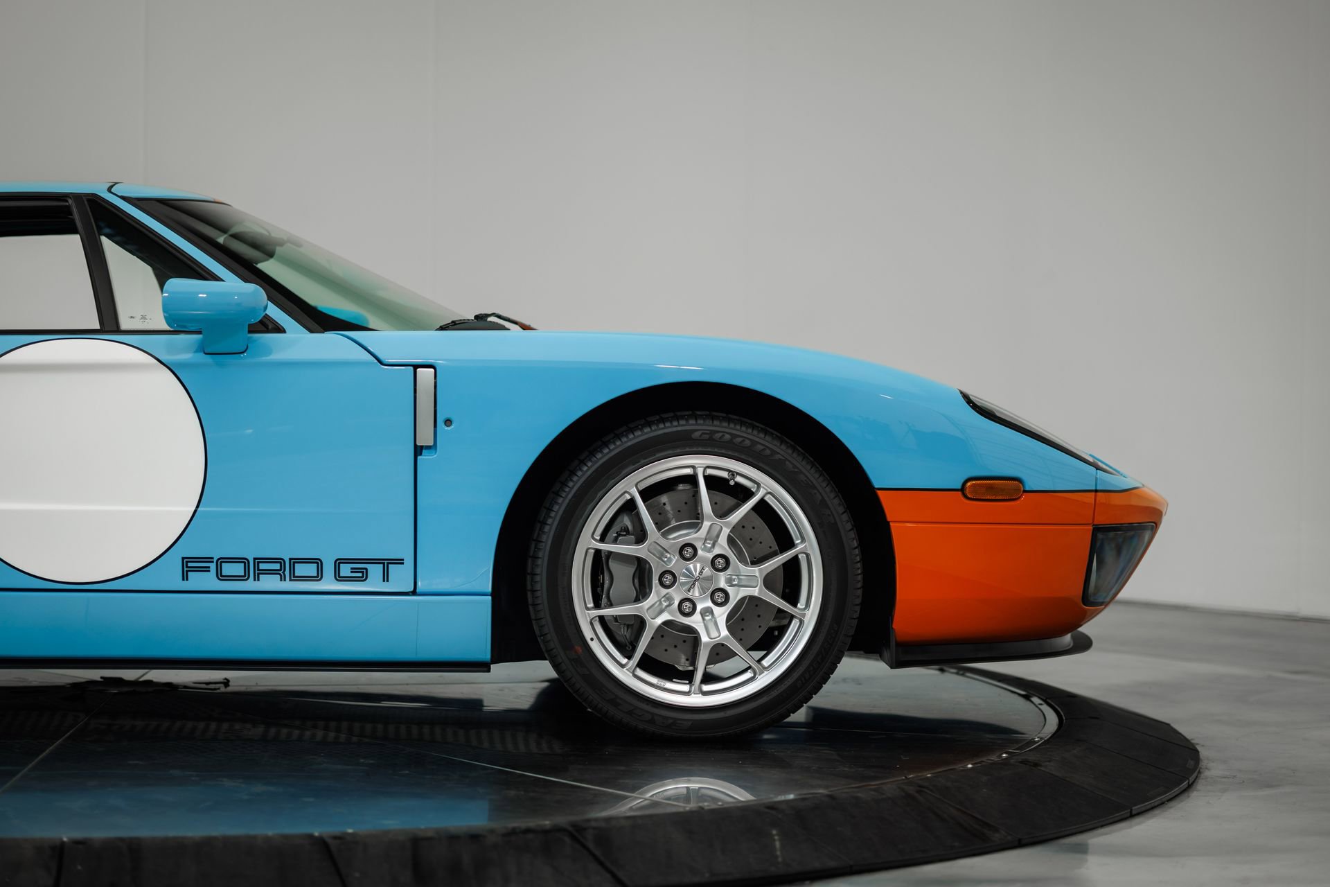 Used 2006 Ford GT RWD image 49