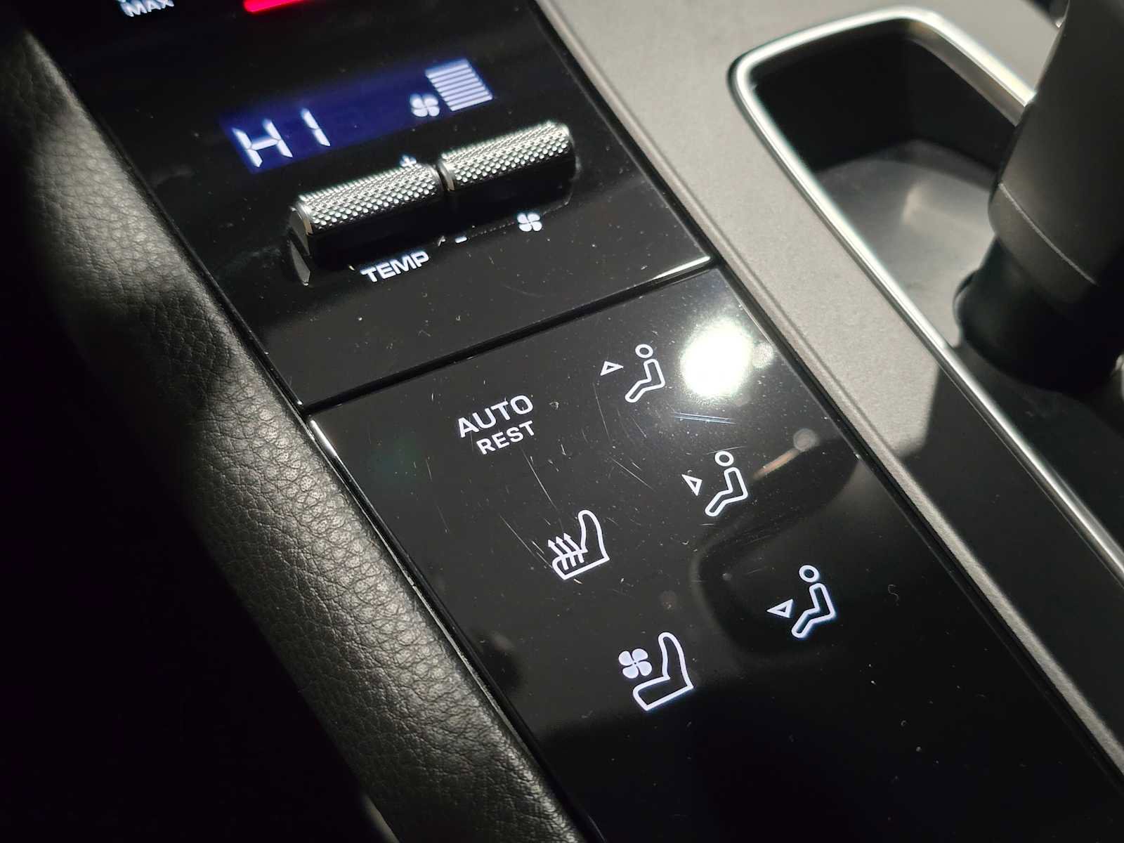 Used 2024 Porsche Macan AWD/4WD image 31