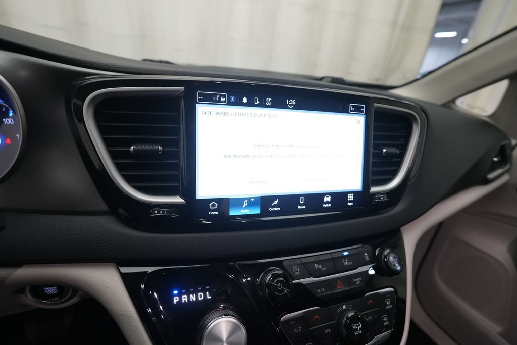 Used 2024 Chrysler Pacifica Touring-L FWD image 6