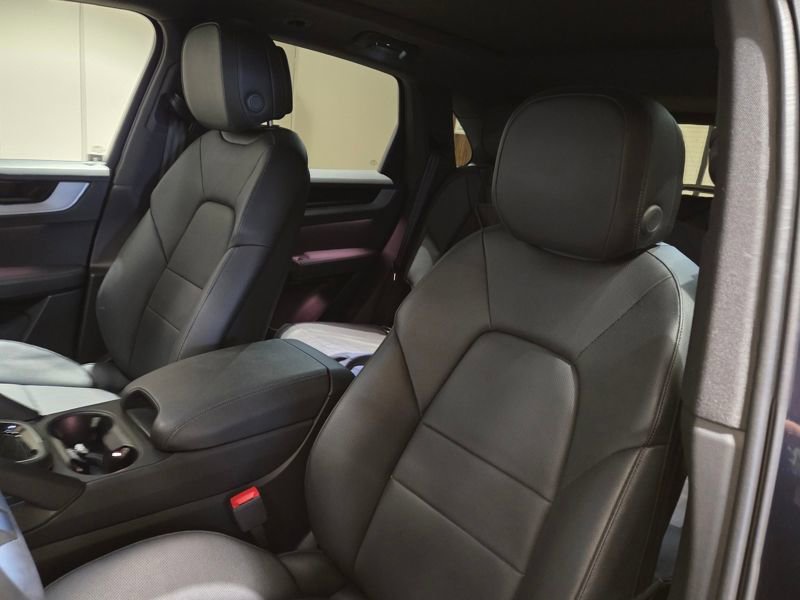 Used 2024 Porsche Cayenne AWD/4WD image 6