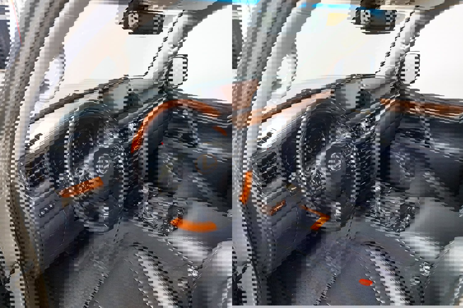 Used 2020 Lexus LX 570 4WD w/ Luxury Package image 17