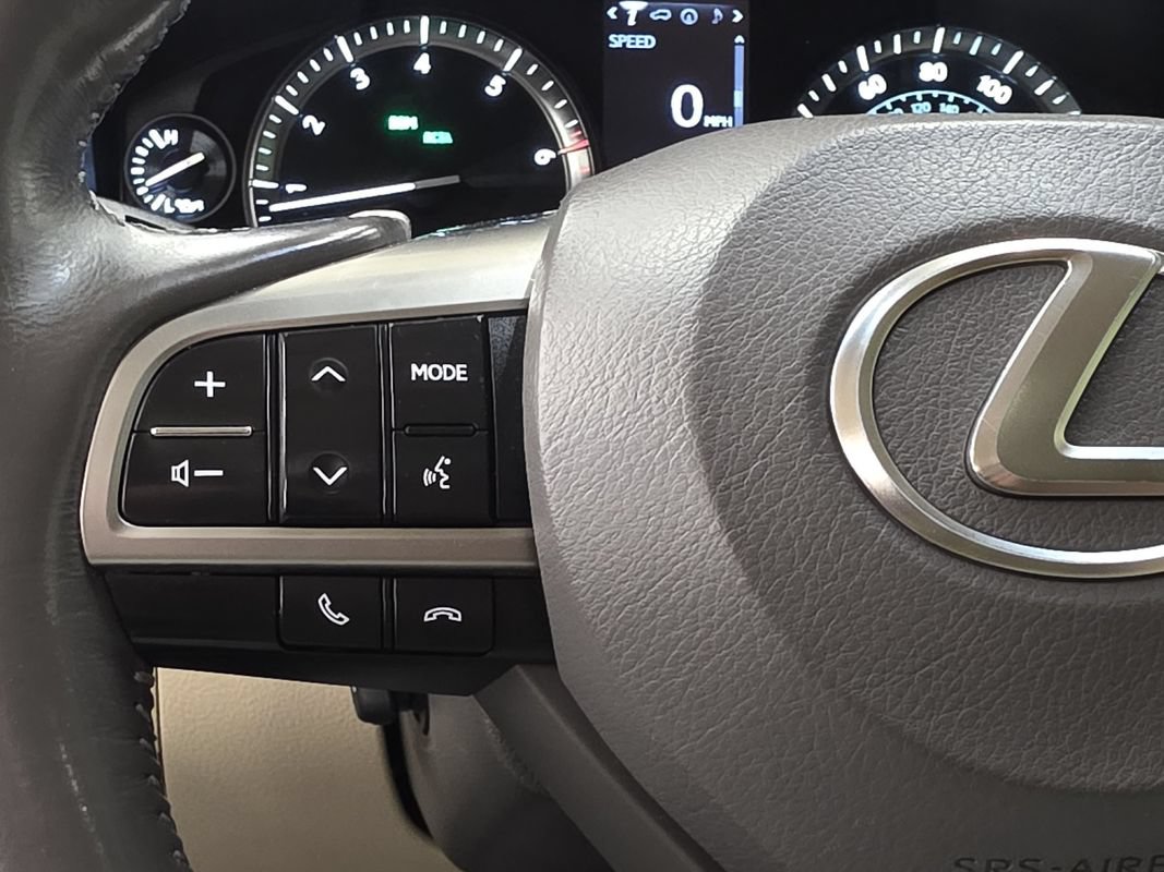 Used 2017 Lexus LX 570 4WD w/ Luxury Package image 31