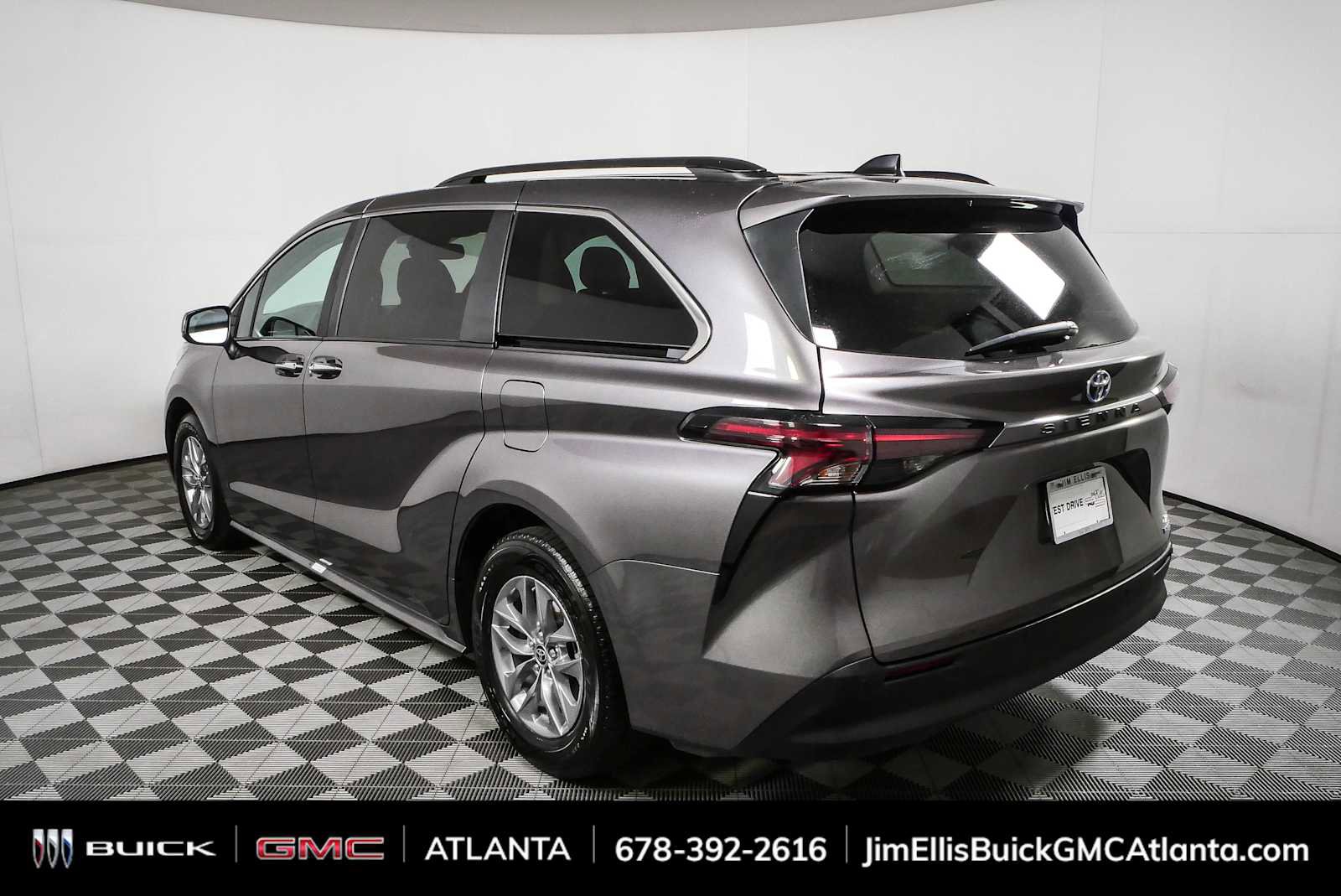 Used 2024 Toyota Sienna XLE FWD image 28