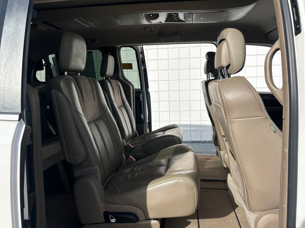 Used 2013 Chrysler Town & Country Limited image 29