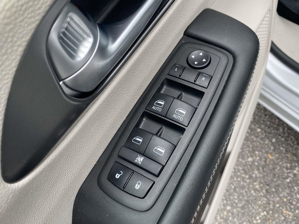 Used 2024 Chrysler Pacifica Touring-L image 16