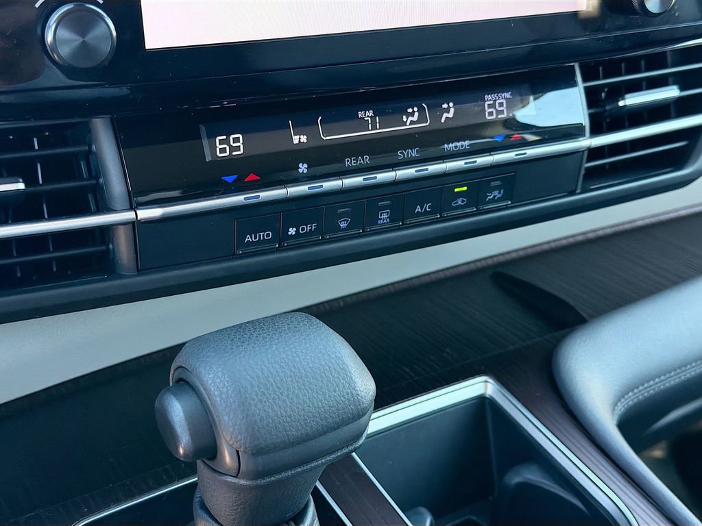 Used 2021 Toyota Sienna LE image 32