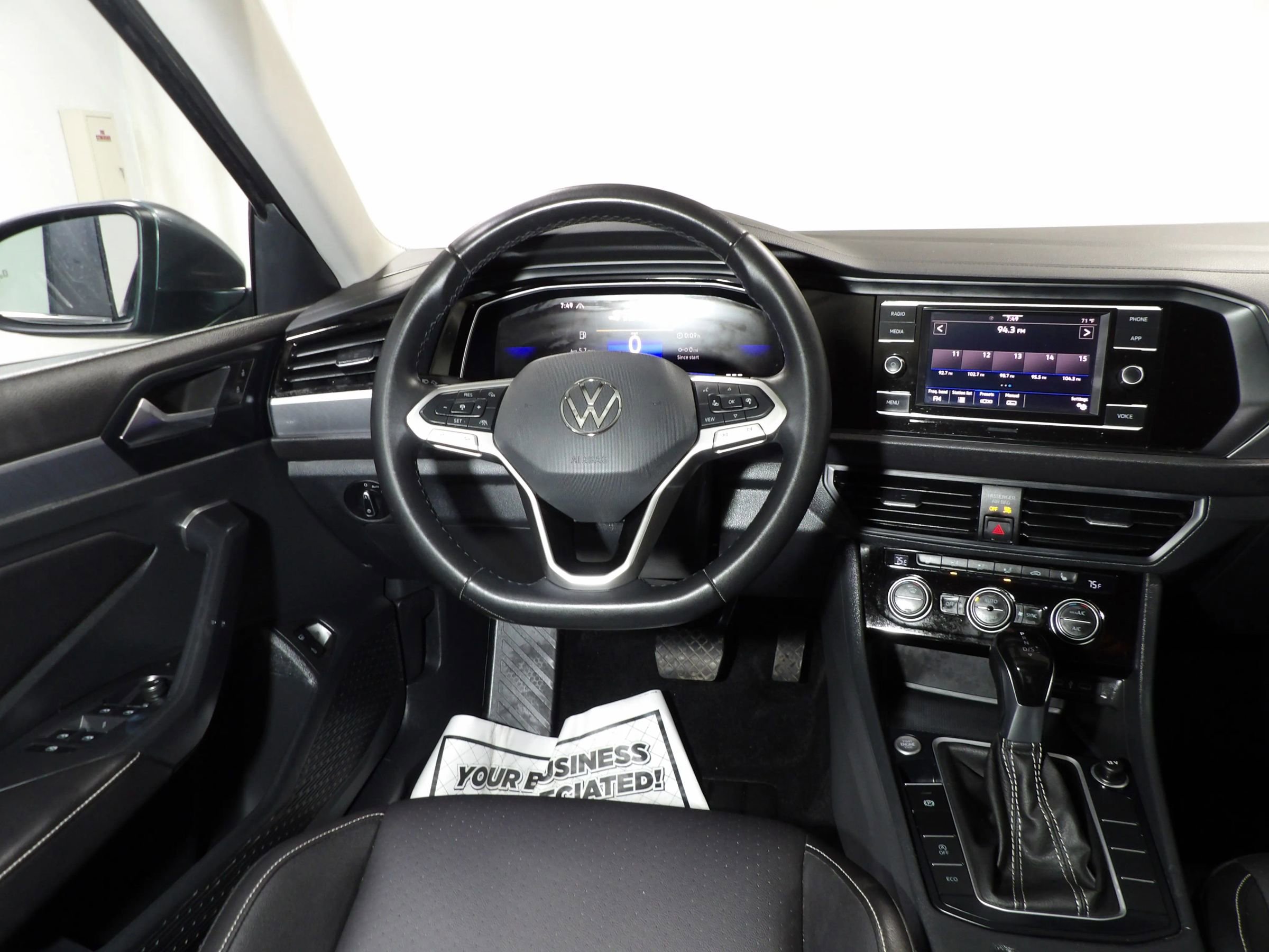 Used 2024 Volkswagen Jetta SE FWD image 11