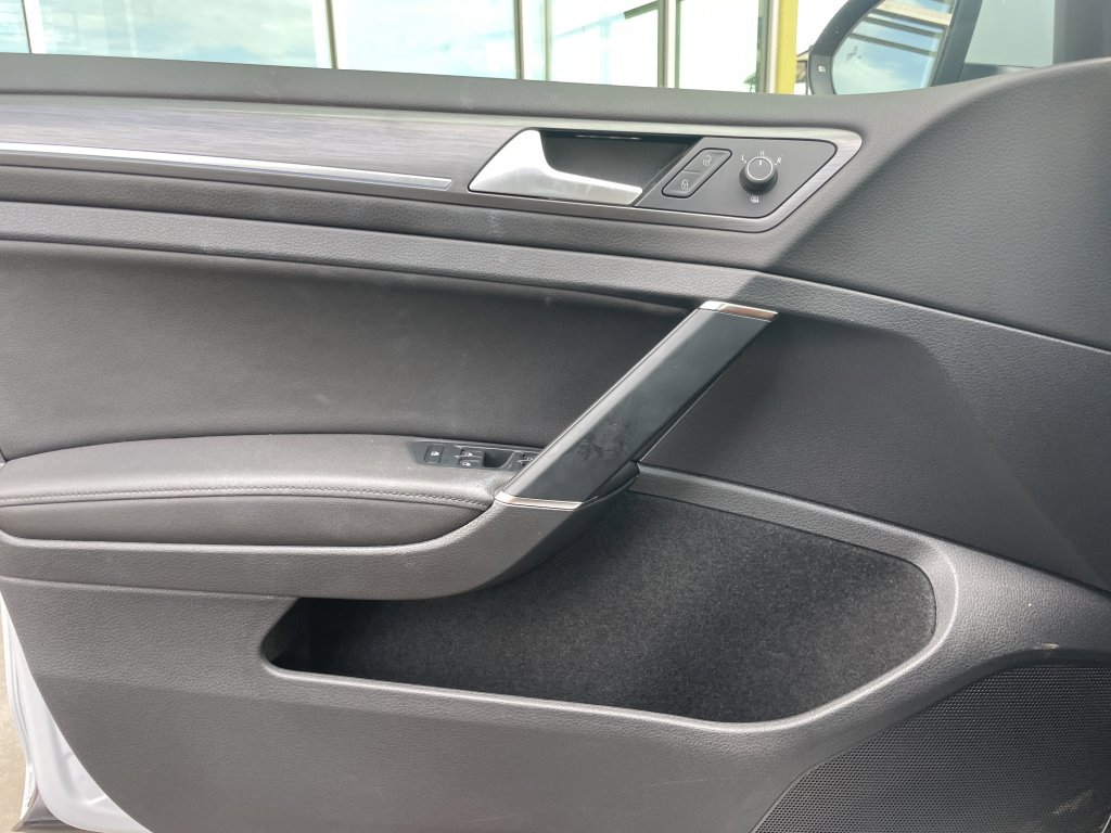 Used 2019 Volkswagen e-Golf SEL Premium image 24