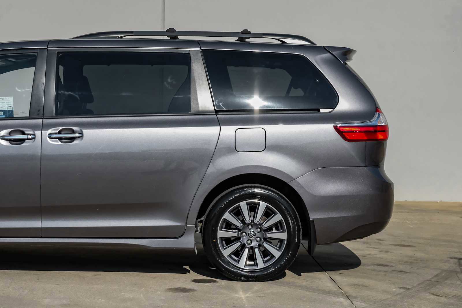 Used 2018 Toyota Sienna XLE image 14