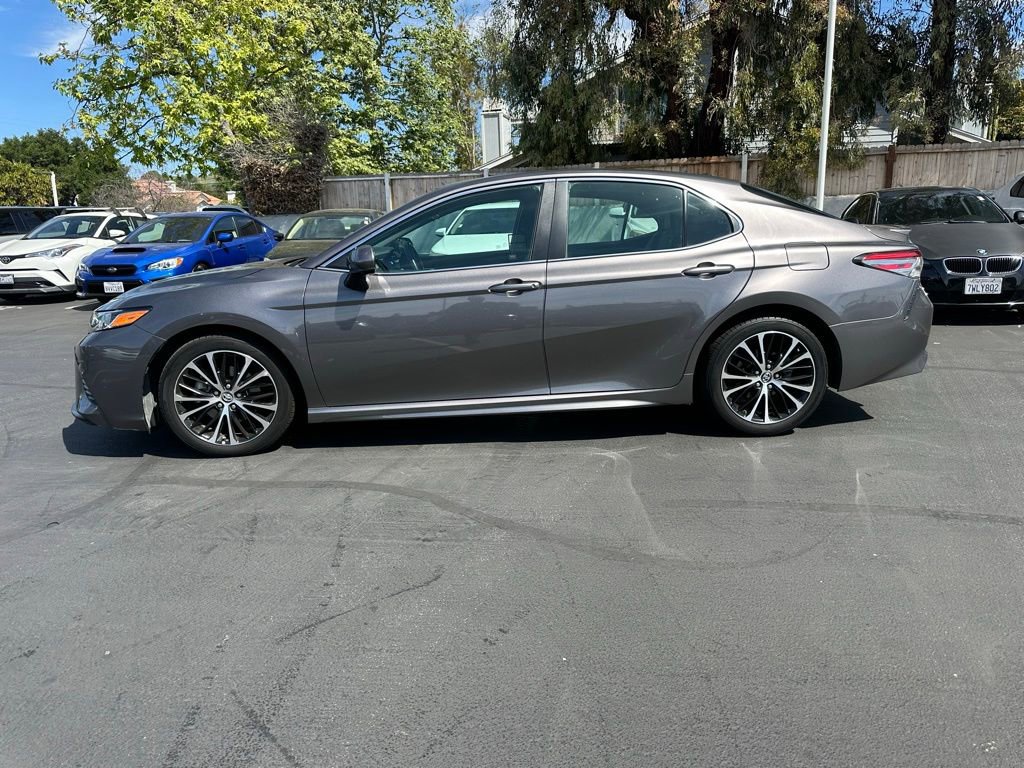 Used 2018 Toyota Camry SE image 2