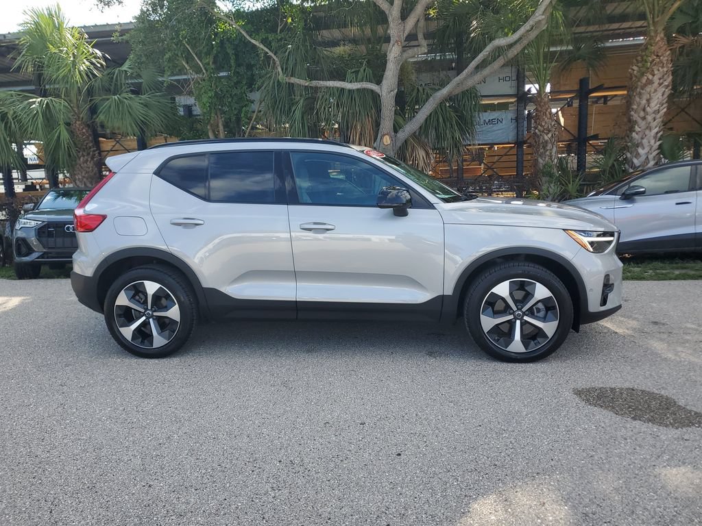 Used 2025 Volvo XC40 B5 Plus AWD/4WD image 4