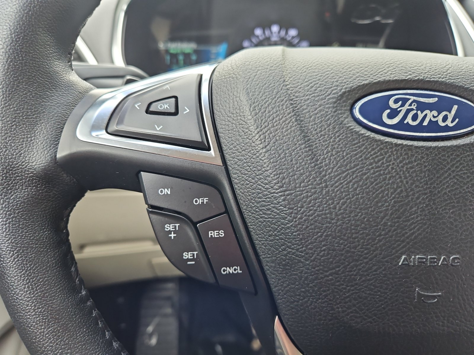 Used 2018 Ford Edge Titanium FWD image 26