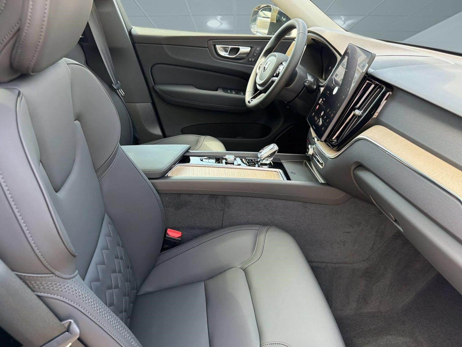 New 2026 Volvo XC60 B5 Core w/ Climate Package AWD/4WD image 24
