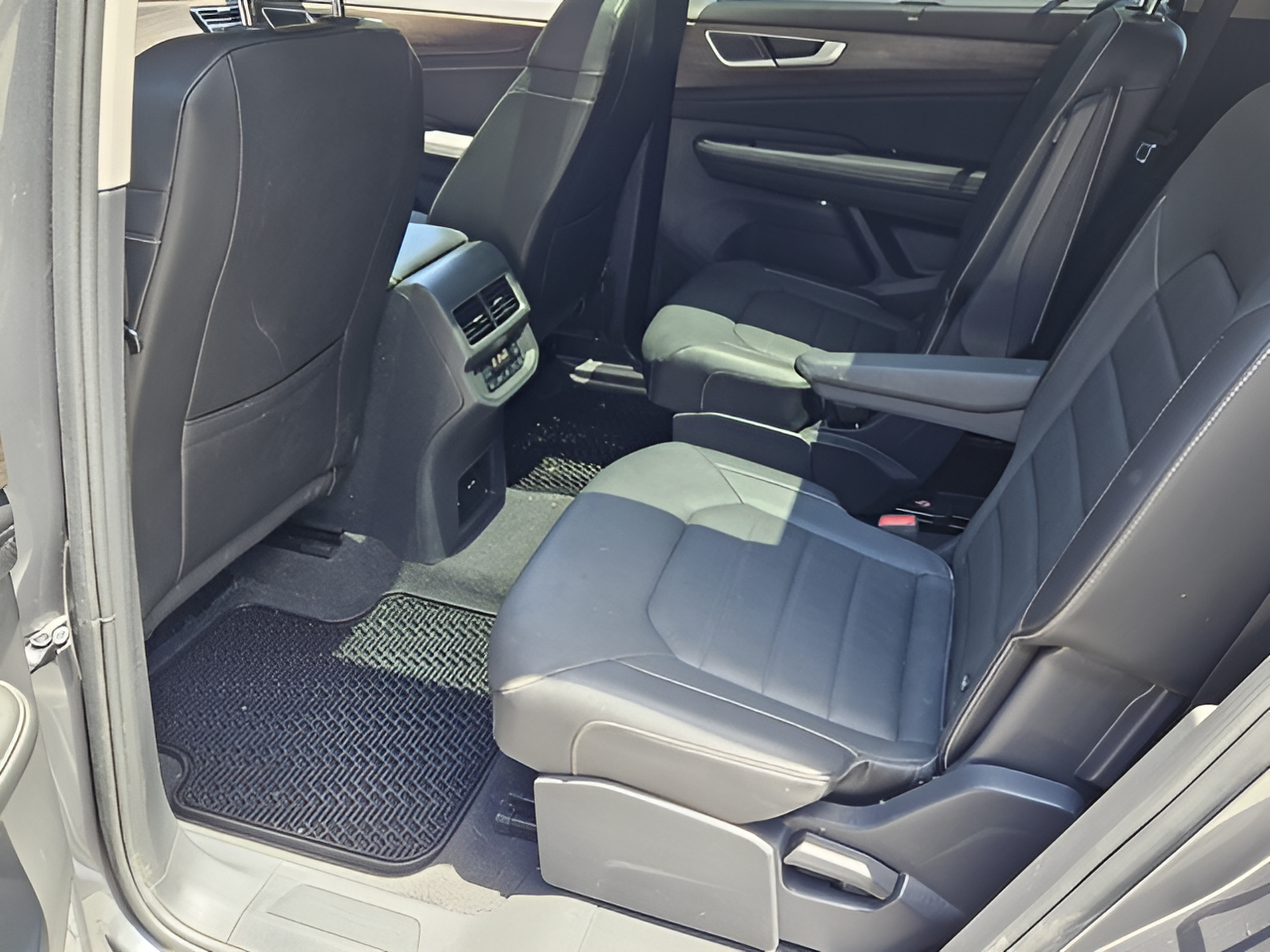 Used 2024 Volkswagen Atlas SEL AWD/4WD image 10