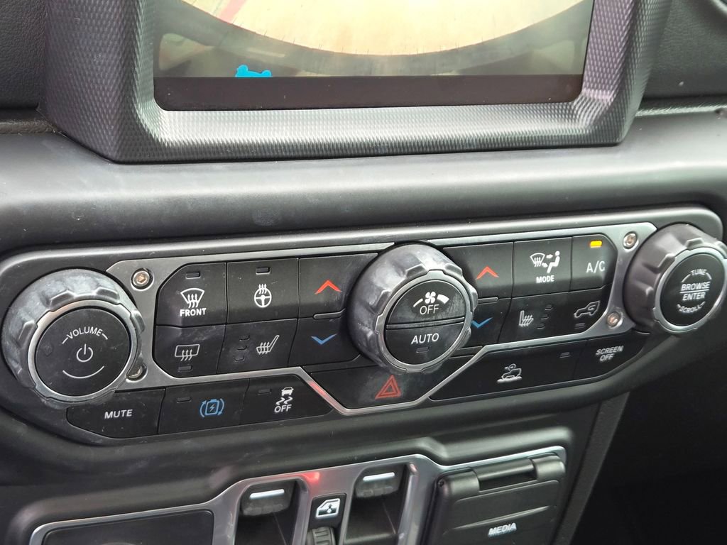 Used 2022 Jeep Wrangler Unlimited Sahara w/ Cold Weather Group image 18