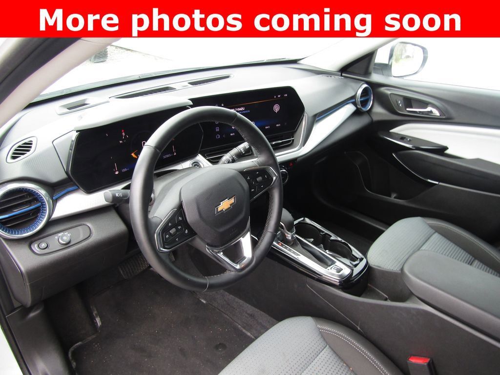 Used 2025 Chevrolet Trax LT w/ LT Convenience Package image 11