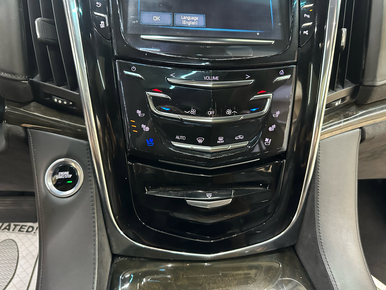 Used 2017 Cadillac Escalade Platinum AWD/4WD image 29