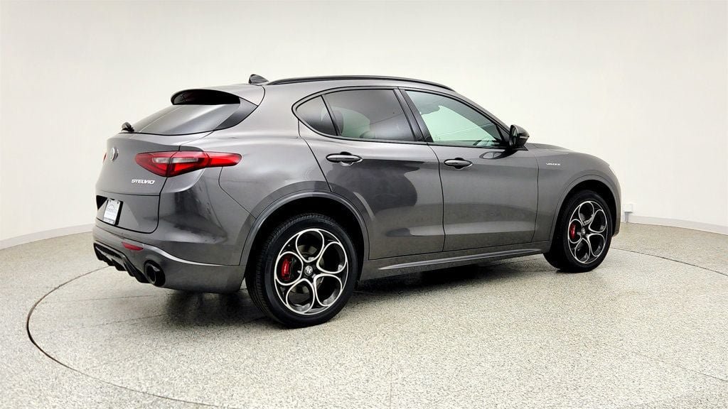 Used 2022 Alfa Romeo Stelvio Veloce AWD/4WD image 5