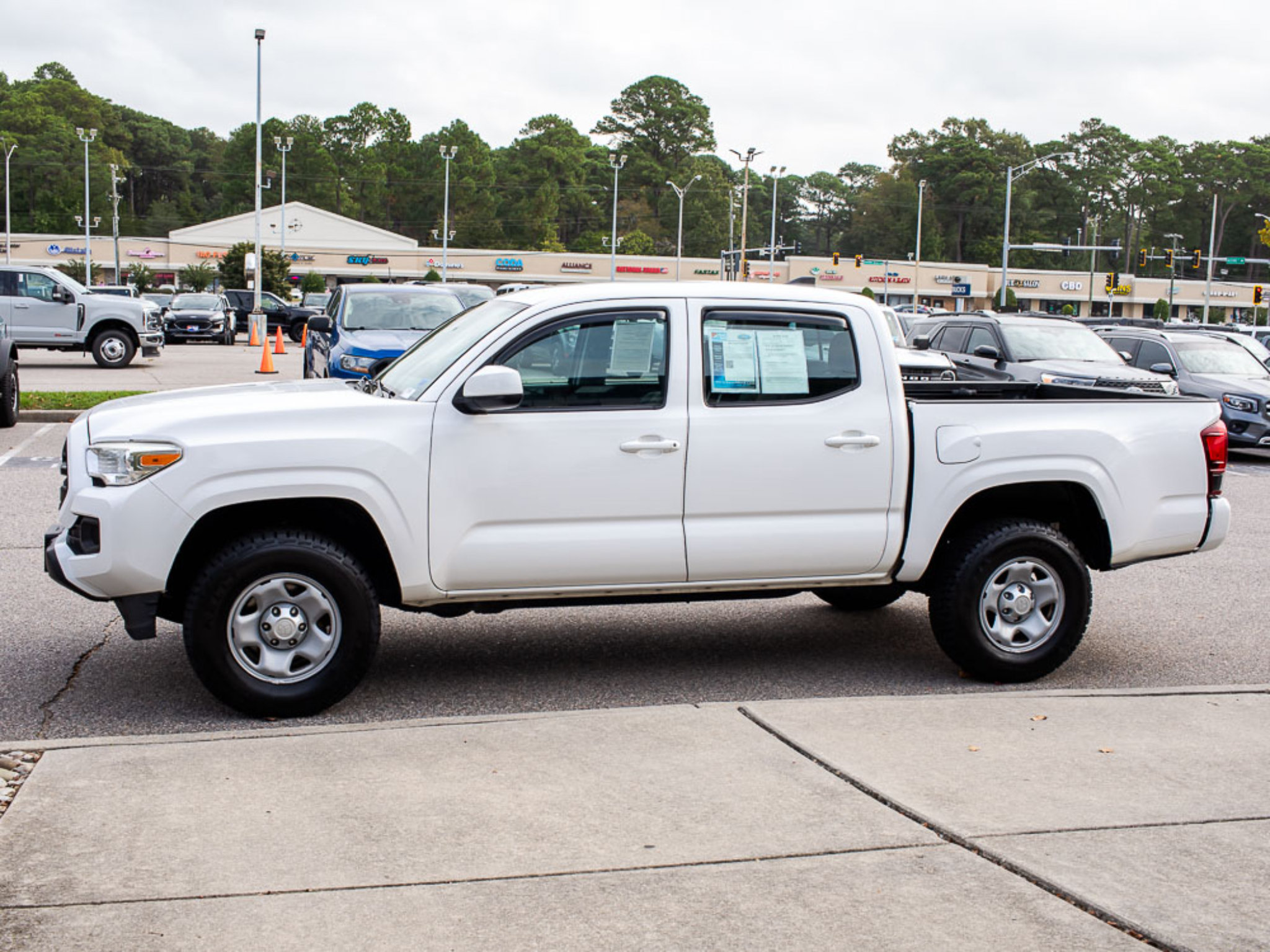 Used 2018 Toyota Tacoma SR RWD image 3