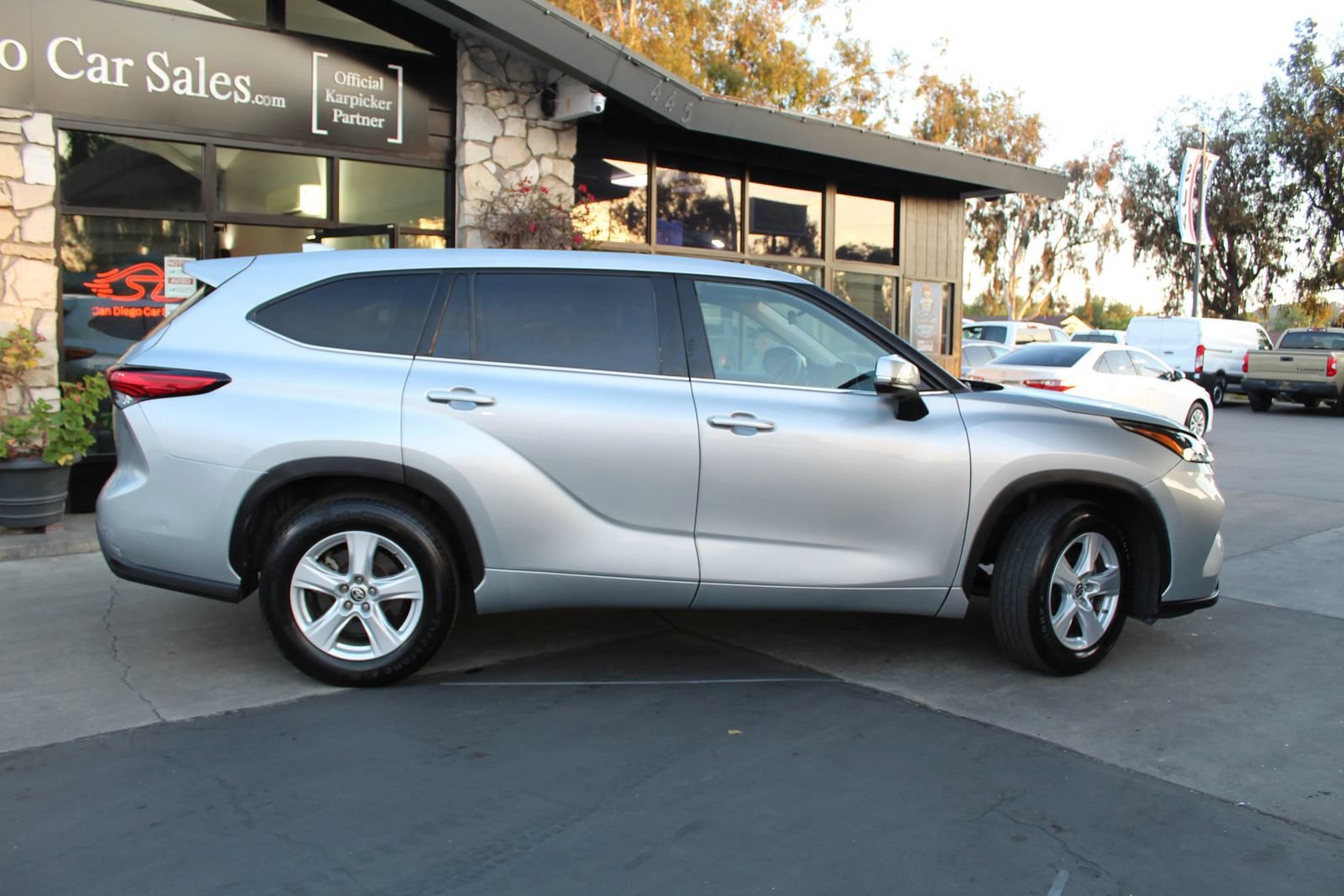 Used 2021 Toyota Highlander L FWD image 6