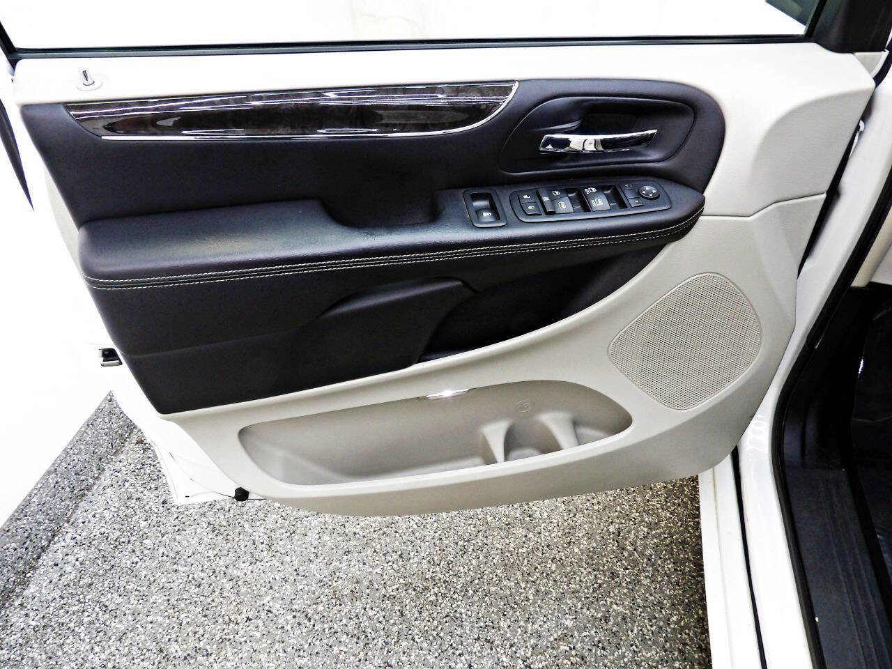 Used 2013 Chrysler Town & Country Touring FWD image 7
