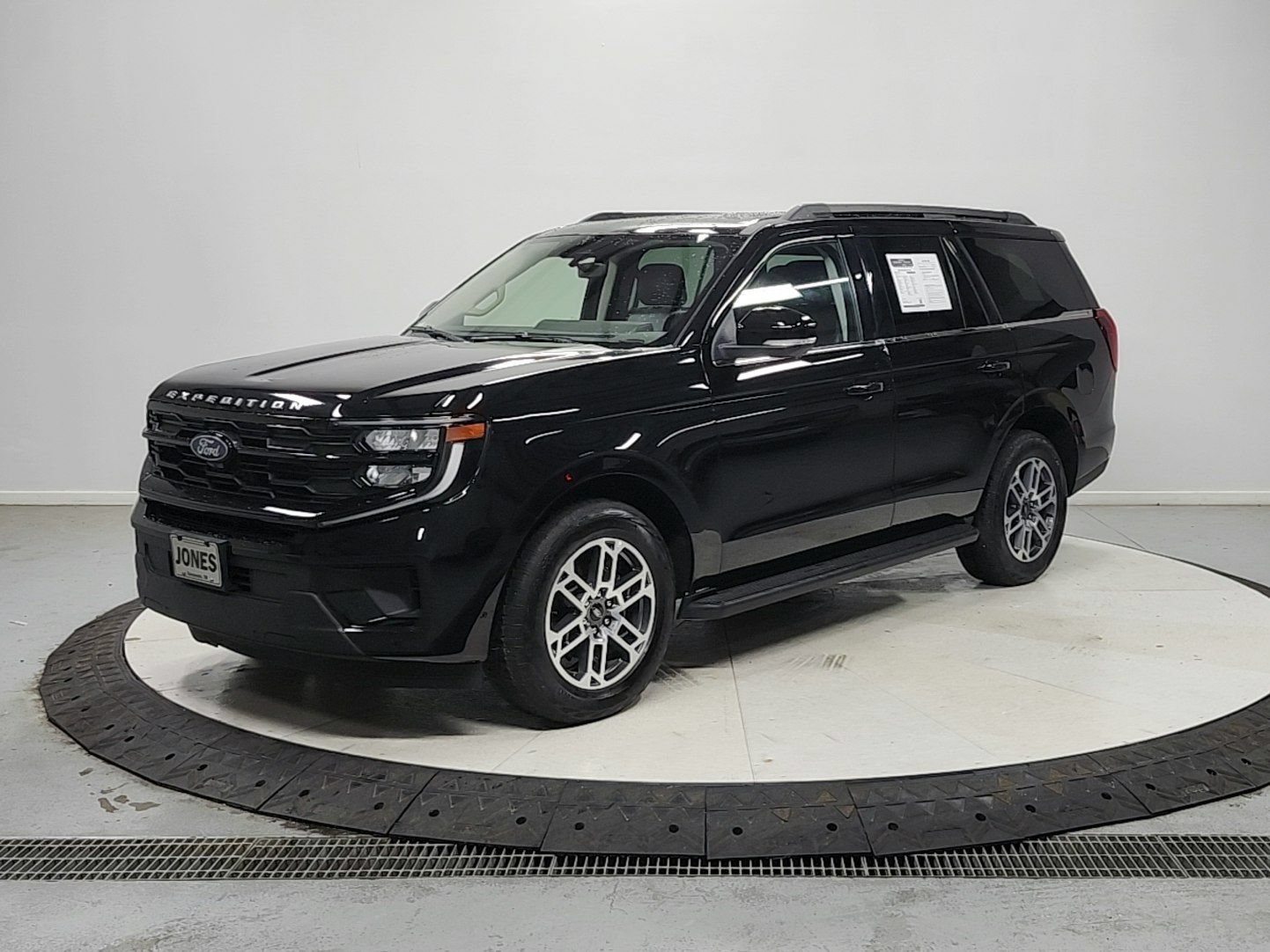 Used 2025 Ford Expedition Active AWD/4WD image 4
