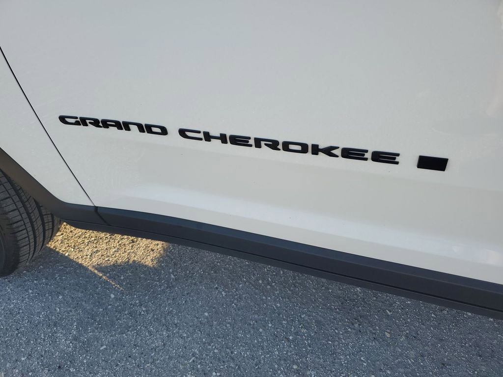 Used 2025 Jeep Grand Cherokee L Laredo image 40