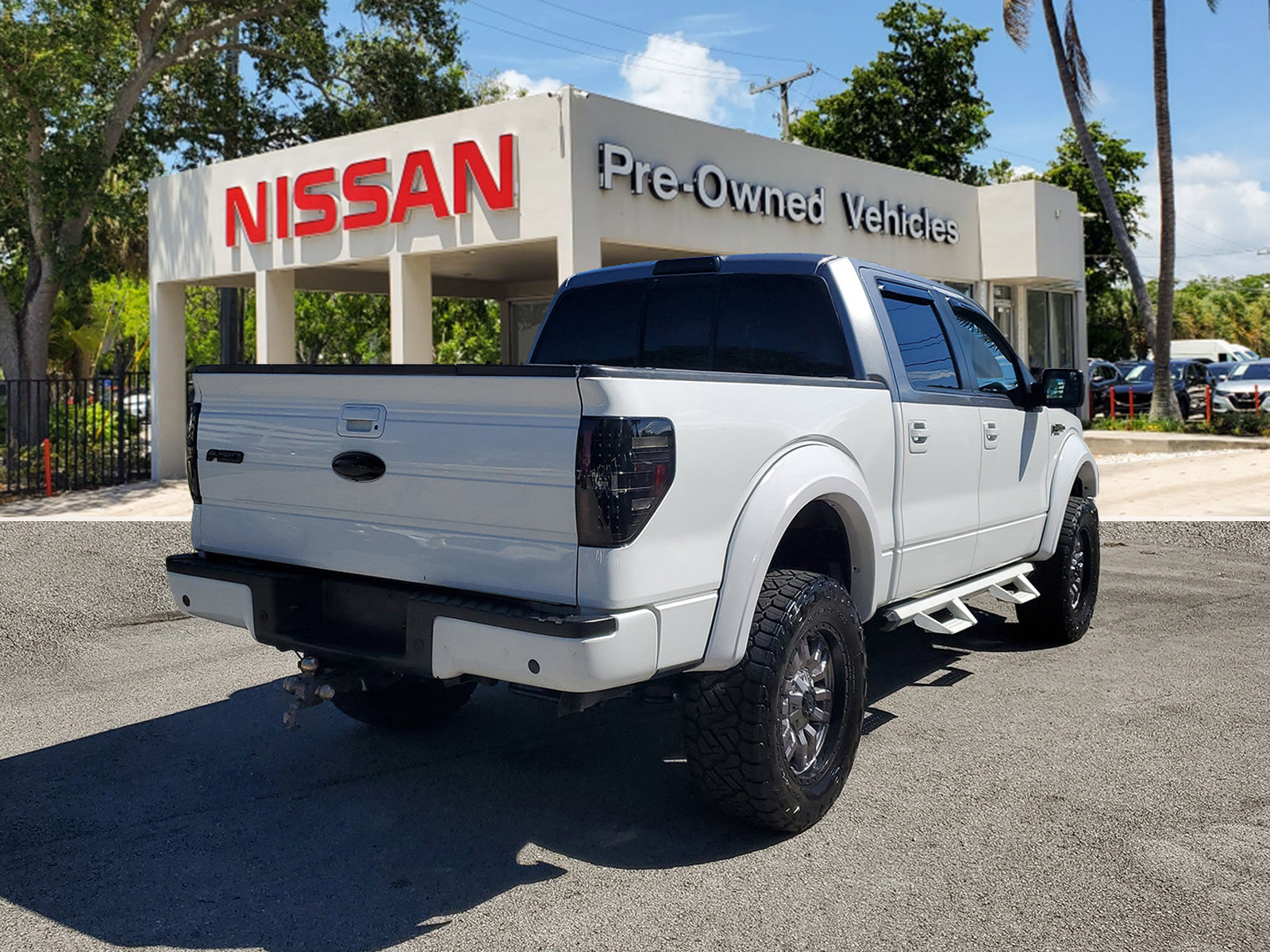 Used 2014 Ford F150 FX4 w/ Equipment Group 402A Luxury image 4