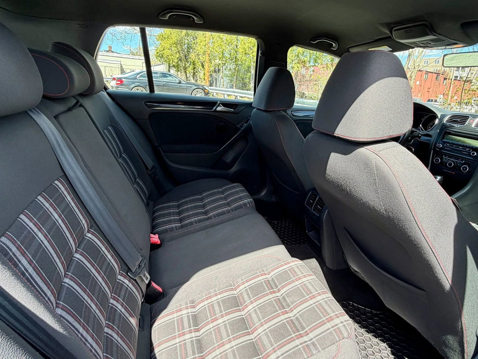 Used 2011 Volkswagen Golf 4-Door FWD image 16