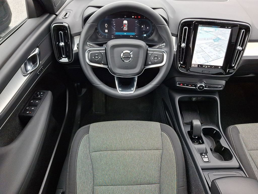 Used 2024 Volvo XC40 B5 Core AWD/4WD image 2