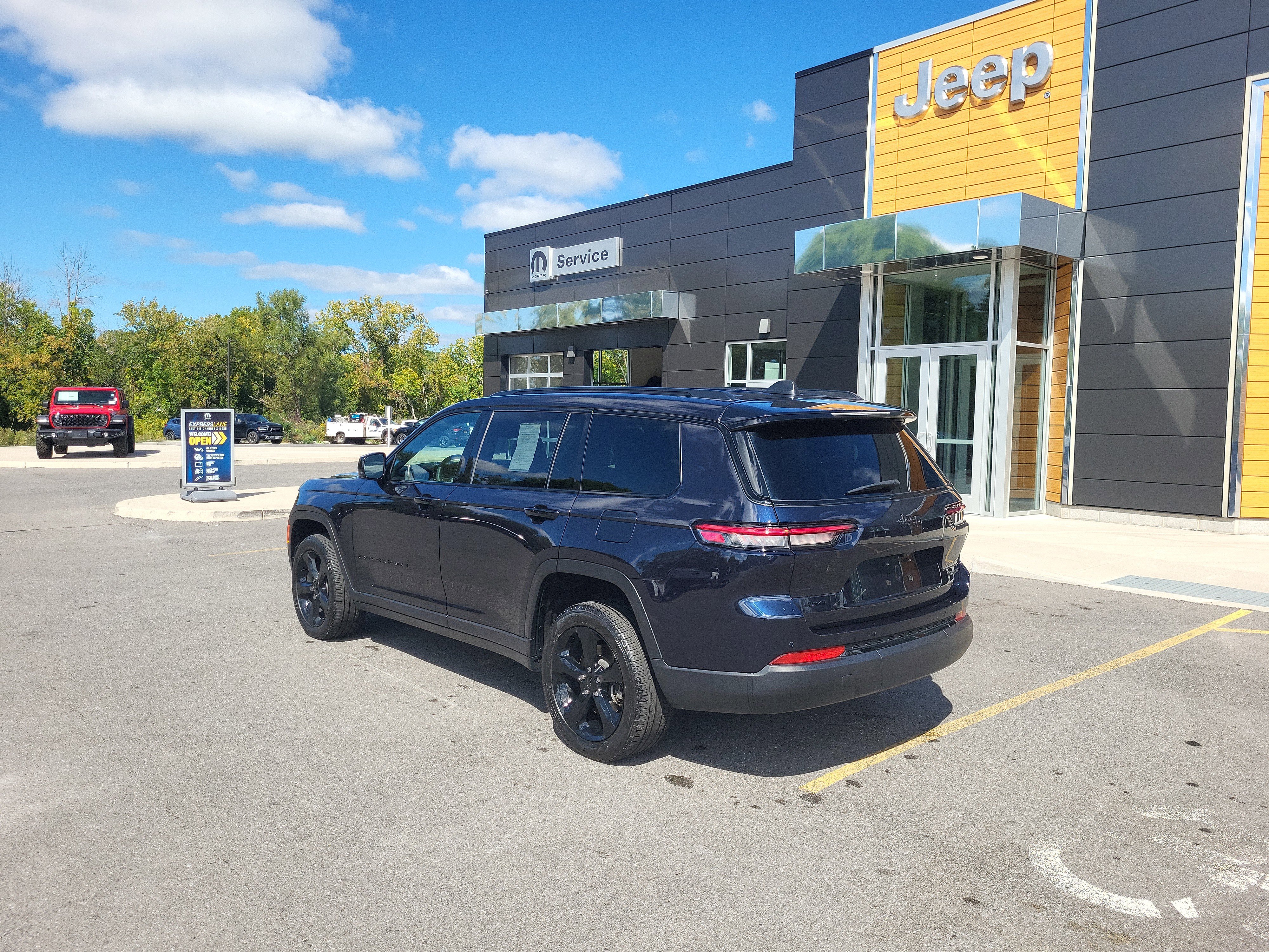 Used 2024 Jeep Grand Cherokee L Limited w/ Black Appearance Package image 10