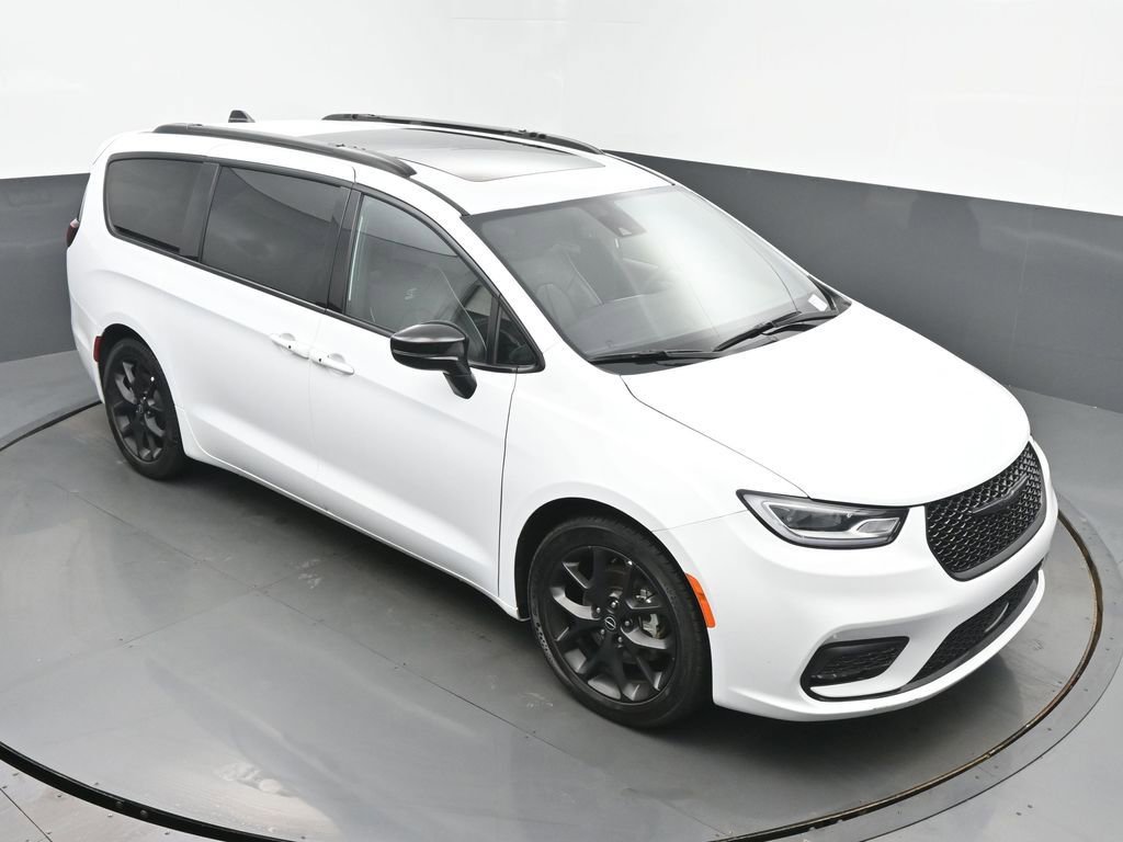 Used 2025 Chrysler Pacifica Limited image 44