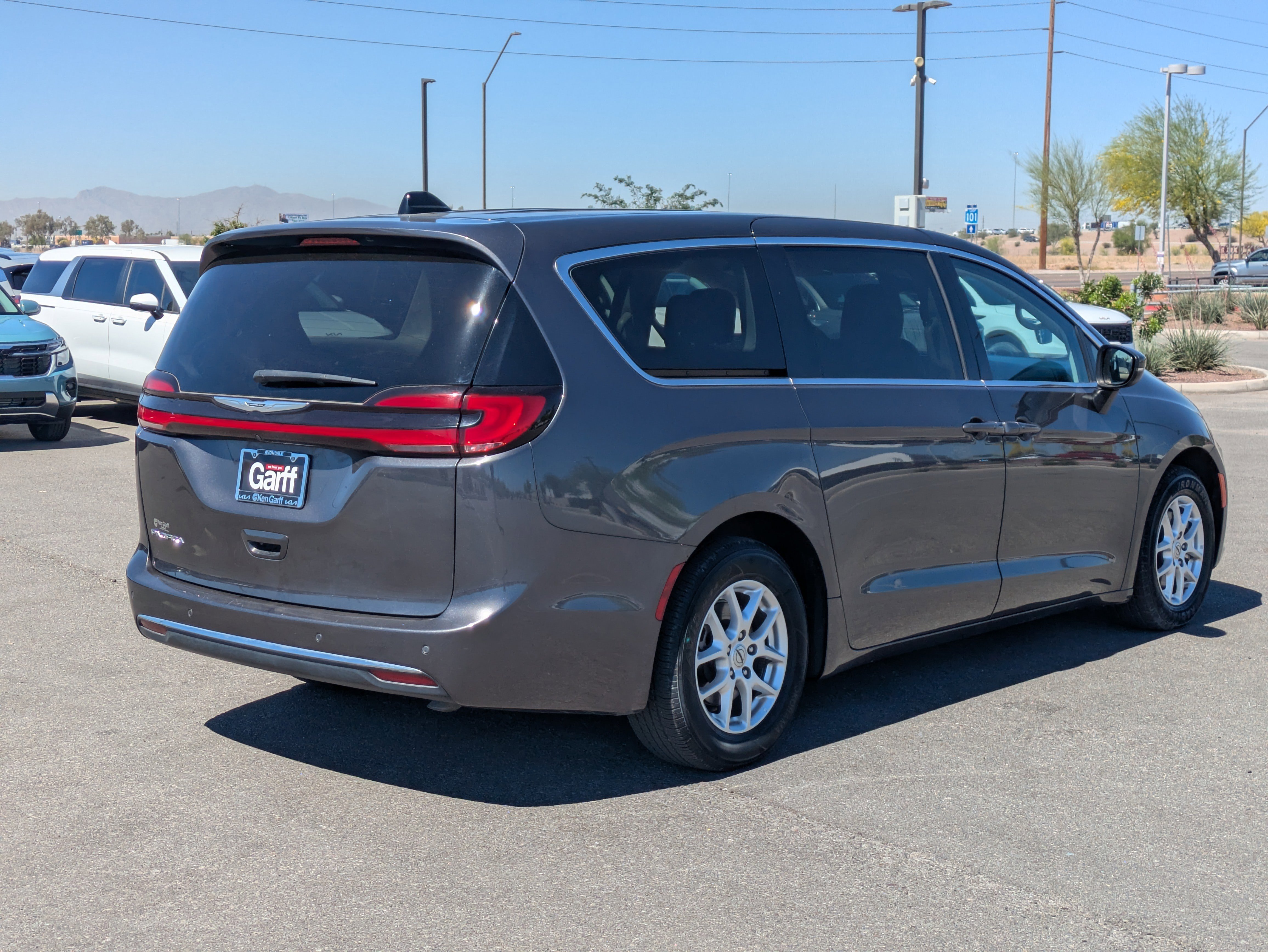 Used 2023 Chrysler Pacifica Touring-L FWD image 5