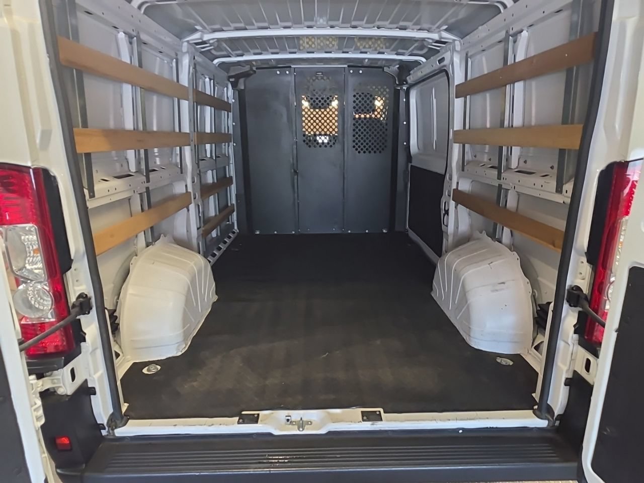 Used 2025 RAM ProMaster 2500 w/ U-Haul Equipment Group FWD image 32