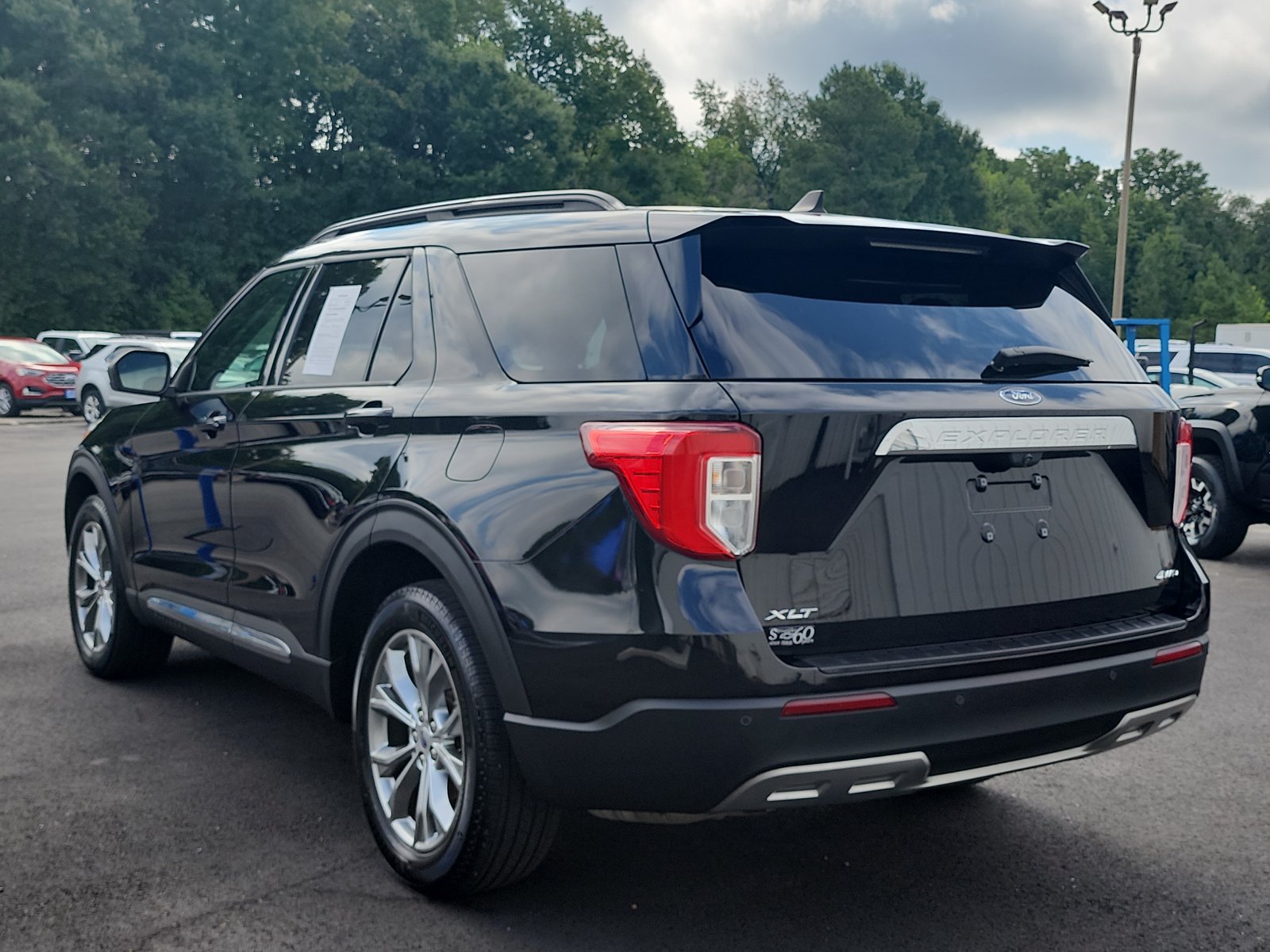 Used 2021 Ford Explorer XLT w/ Equipment Group 202A AWD/4WD image 3