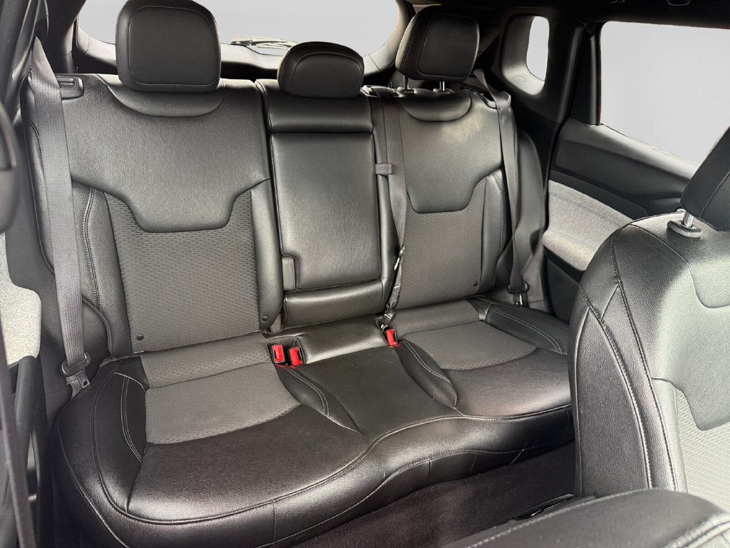 Used 2024 Jeep Compass Latitude AWD/4WD image 16