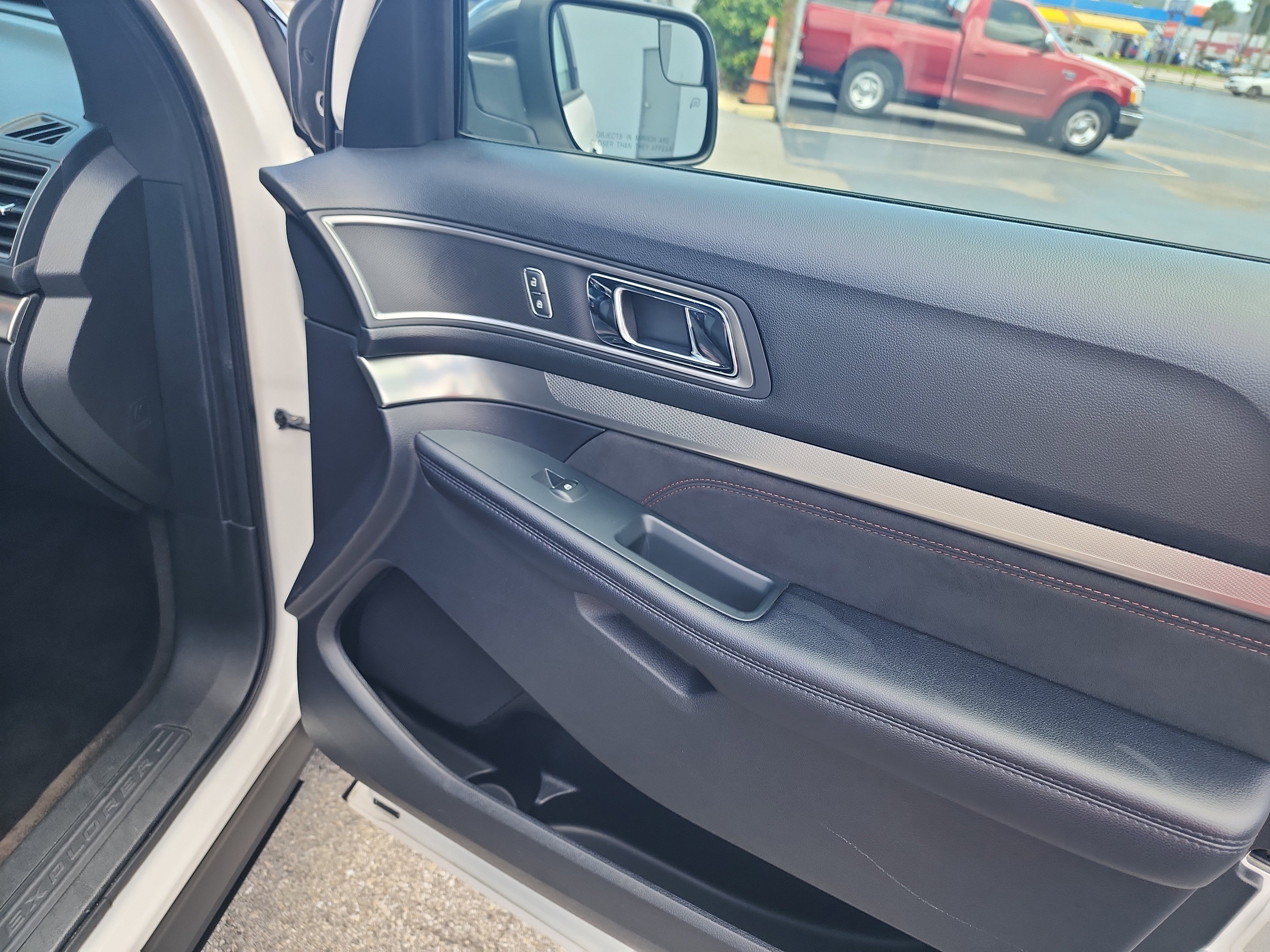 Certified 2018 Ford Explorer XLT w/ Equipment Group 202A image 22