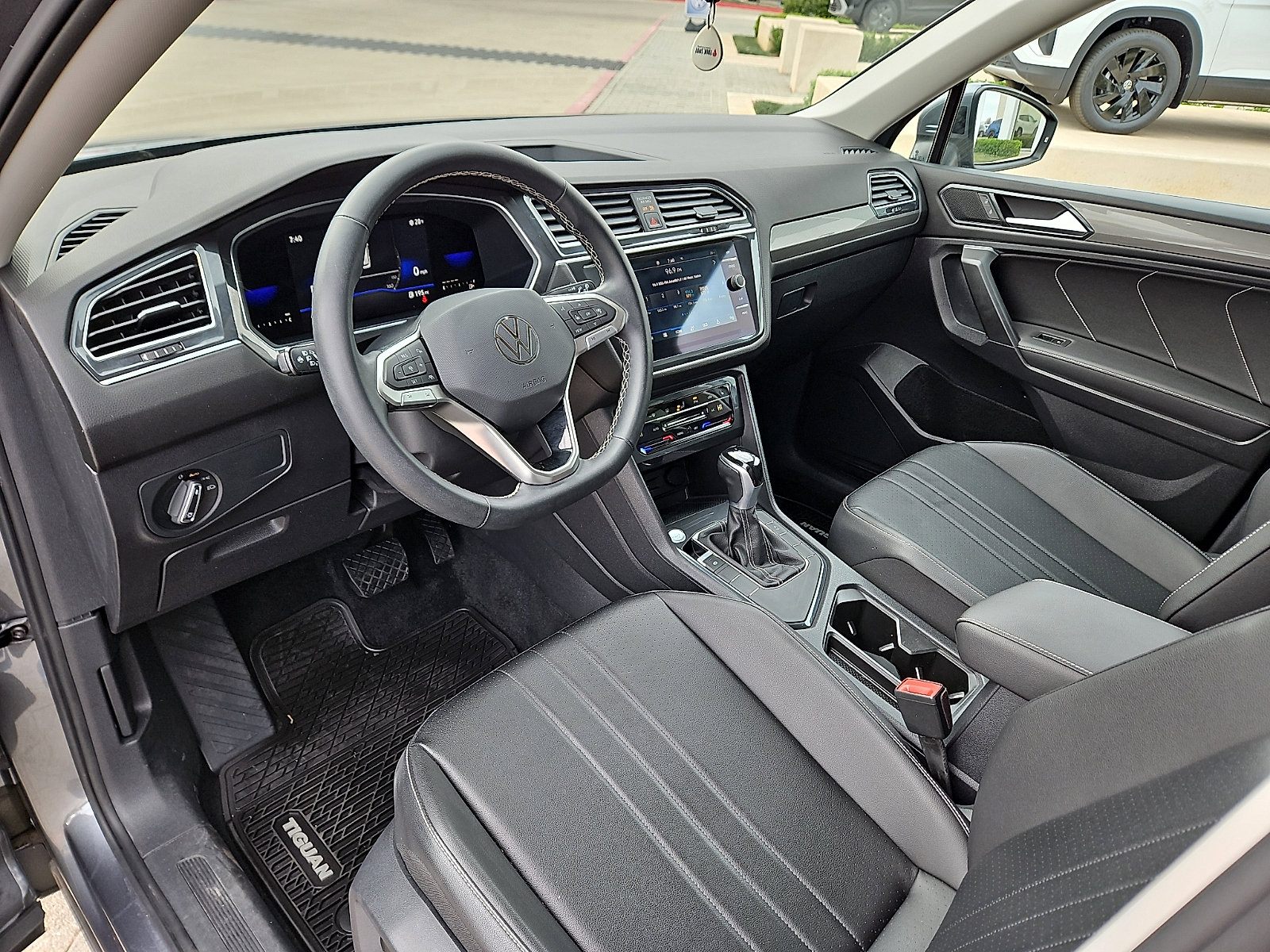 Certified 2022 Volkswagen Tiguan SE FWD image 10