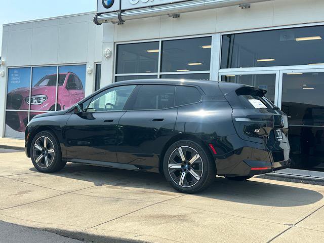 Used 2023 BMW iX xDrive50 w/ Sport Package AWD/4WD image 6