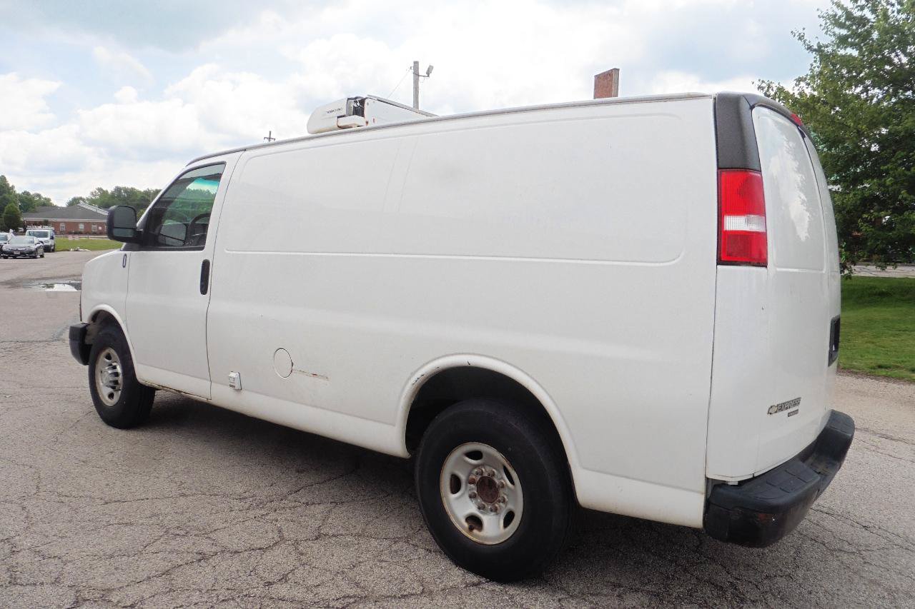 Used 2015 Chevrolet Express 2500 RWD image 2